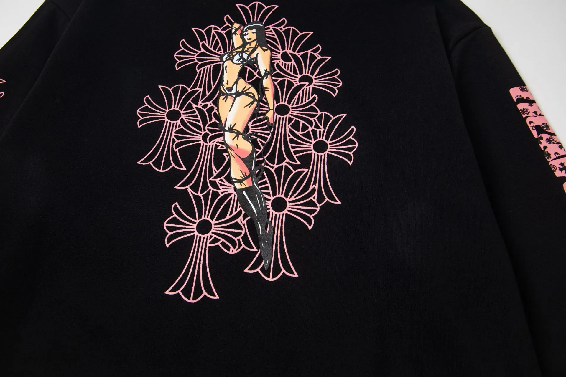 P290 model number: G503 Chrome Hearts DeadlyDoll co-branded new comic zipper long-sleeved hooded sweatshirt jacket 1️⃣ Purchased the original version, it is heavy enough and thick enough to feel heavy in the hand, the workmanship details are perfectly controlled, and the upper body effect is also very comfortable! 2️⃣ It is very youthful and energetic, and can be easily worn by both men and women. It is very in line with the fashion aesthetic concepts of today's young people, creating a casual and lazy fashion tone. It is a must-have for couples in autumn and winter! 3️⃣ Complete accessories, same style for men and women. Color: black, size: S, M, L, XL
